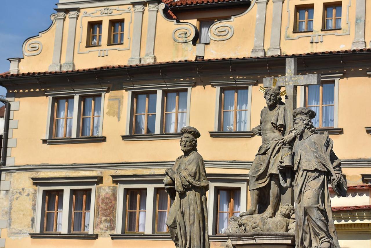 Hotel U 3 Pstrosu Praag Buitenkant foto